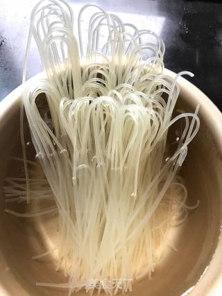 简易版螺丝粉的做法步骤：1