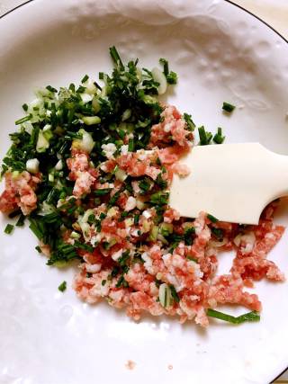 ＃春食野菜香＃野葱肉末饼的做法步骤：3