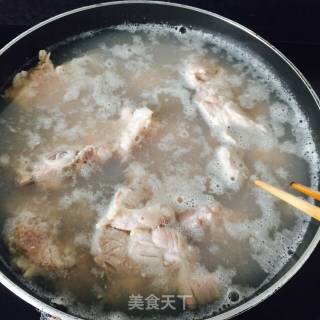 红烧大骨头的做法步骤：1