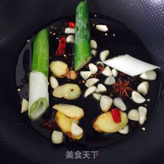 红烧大骨头的做法步骤：2