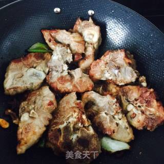 红烧大骨头的做法步骤：3