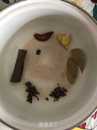 酱油卤蛋的做法步骤：1