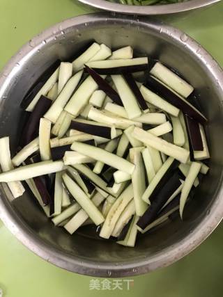 豆角爱茄子的做法步骤：1
