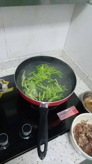 爆炒鸭胗--蒜薹炒鸭胗的做法步骤：1