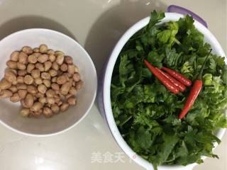 芹菜叶拌花生米的做法步骤：1