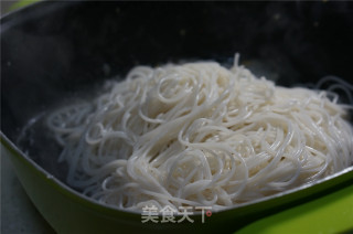 虾菜豆芽炒粉的做法步骤：5