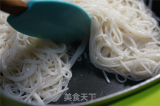 虾菜豆芽炒粉的做法步骤：6