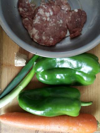 青椒胡萝卜猪肉馄饨的做法步骤：1