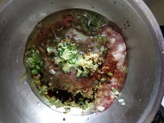 青椒胡萝卜猪肉馄饨的做法步骤：2