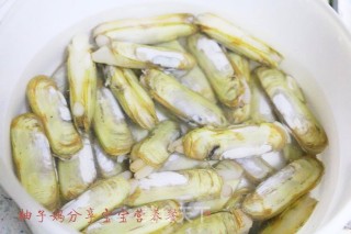 爆炒蛏子的做法步骤：1