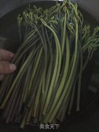〖周宁〗酸辣蕨菜的做法步骤：1