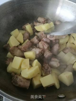 土豆焖鸡脖的做法步骤：6