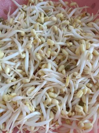 爆炒自发绿豆芽的做法步骤：1