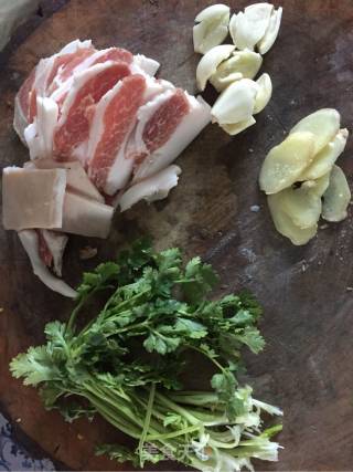 炖鱼的做法步骤：1