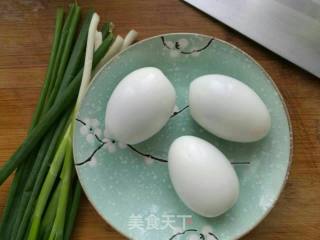 小香葱拌蛋的做法步骤：2