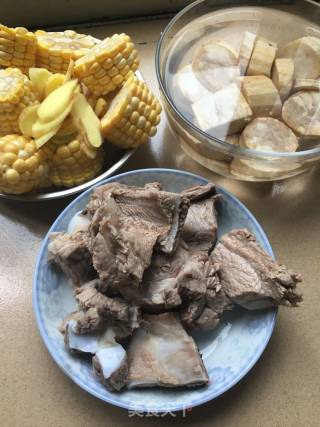 淮山玉米煲扇骨的做法步骤：3