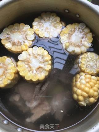 淮山玉米煲扇骨的做法步骤：4
