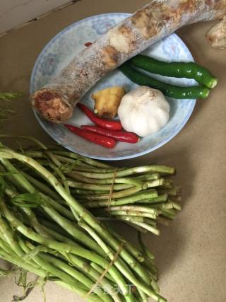 泥蒿炒腊肠的做法步骤：1