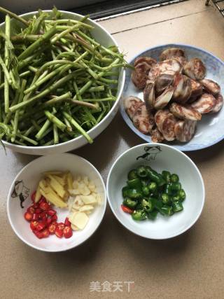 泥蒿炒腊肠的做法步骤：2