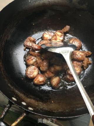 泥蒿炒腊肠的做法步骤：3