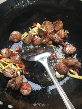 泥蒿炒腊肠的做法步骤：4