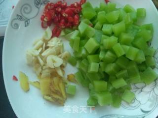 莴笋炒鸭丁的做法步骤：1