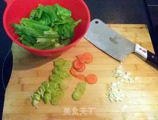 蒜香油麦菜的做法步骤：1