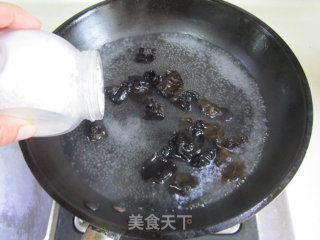 木耳炒丝瓜的做法步骤：2
