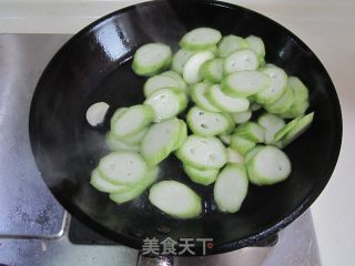 木耳炒丝瓜的做法步骤：4