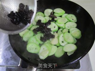木耳炒丝瓜的做法步骤：5