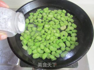 香肠雪菜炒蚕豆米的做法步骤：2