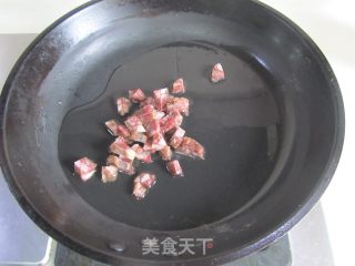 香肠雪菜炒蚕豆米的做法步骤：3