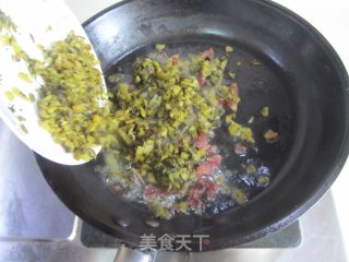 香肠雪菜炒蚕豆米的做法步骤：4