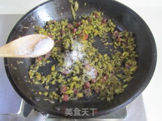 香肠雪菜炒蚕豆米的做法步骤：5