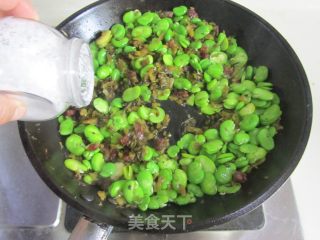 香肠雪菜炒蚕豆米的做法步骤：7