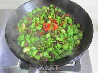 香肠雪菜炒蚕豆米的做法步骤：8