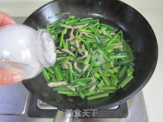 韭菜薹炒鸡丝的做法步骤：5