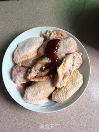 啤香鸡翅的做法步骤：1