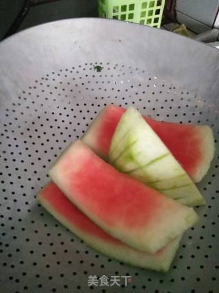 西瓜皮炒韭菜的做法步骤：1