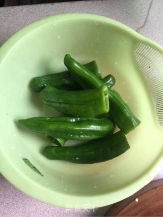 青椒酿土豆的做法步骤：1