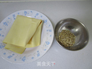 ＃春食野菜香＃马兰头松仁百叶卷的做法步骤：2
