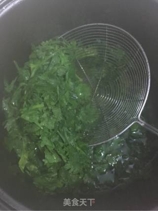 芹菜叶拌花生米的做法步骤：2