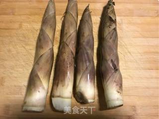 五花肉焖春笋的做法步骤：1