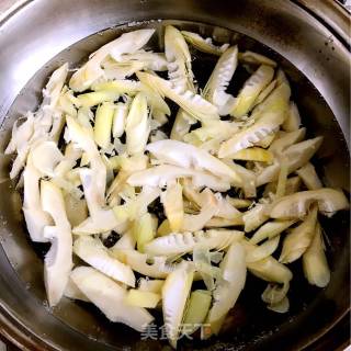 五花肉焖春笋的做法步骤：2