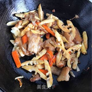 五花肉焖春笋的做法步骤：7
