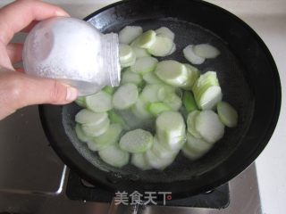 虾仁炒芥蓝片的做法步骤：2