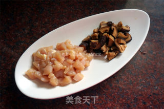微波冬菇鸡饭的做法步骤：1