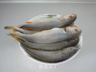 ＃春食野菜香＃紫苏小黄鱼的做法步骤：2