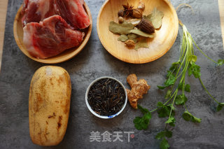 莲藕筒骨野米汤的做法步骤：1