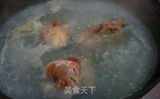 莲藕筒骨野米汤的做法步骤：2
